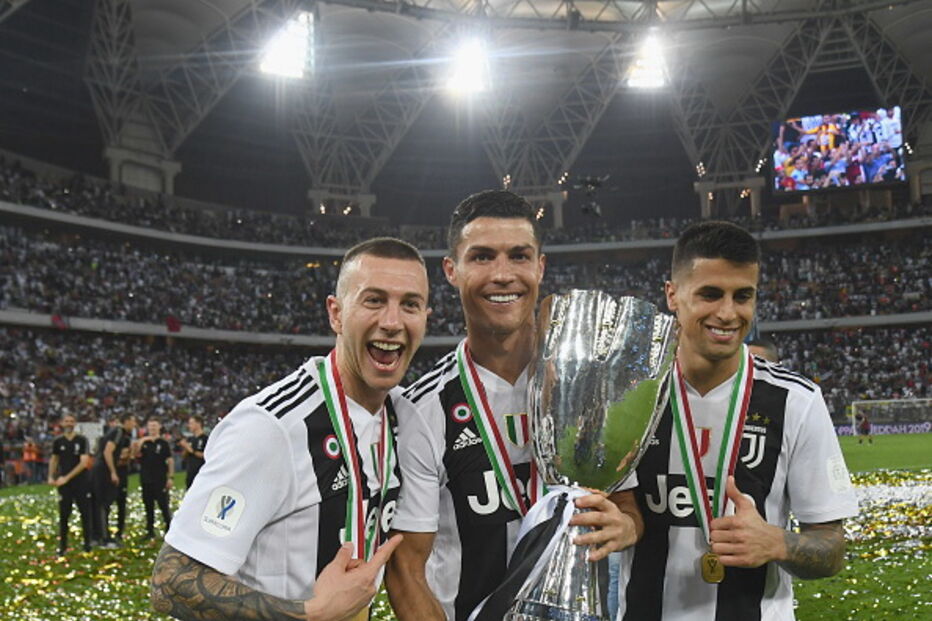 Cristiano Ronaldo marca e levanta o primeiro troféu com a camisola da Juventus