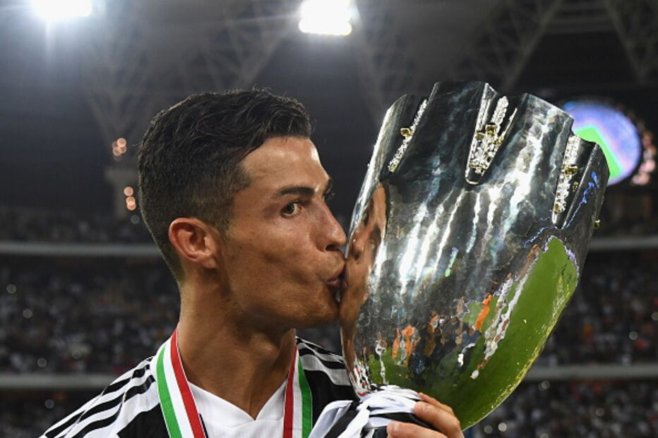 Cristiano Ronaldo marca e levanta o primeiro troféu com a camisola da Juventus