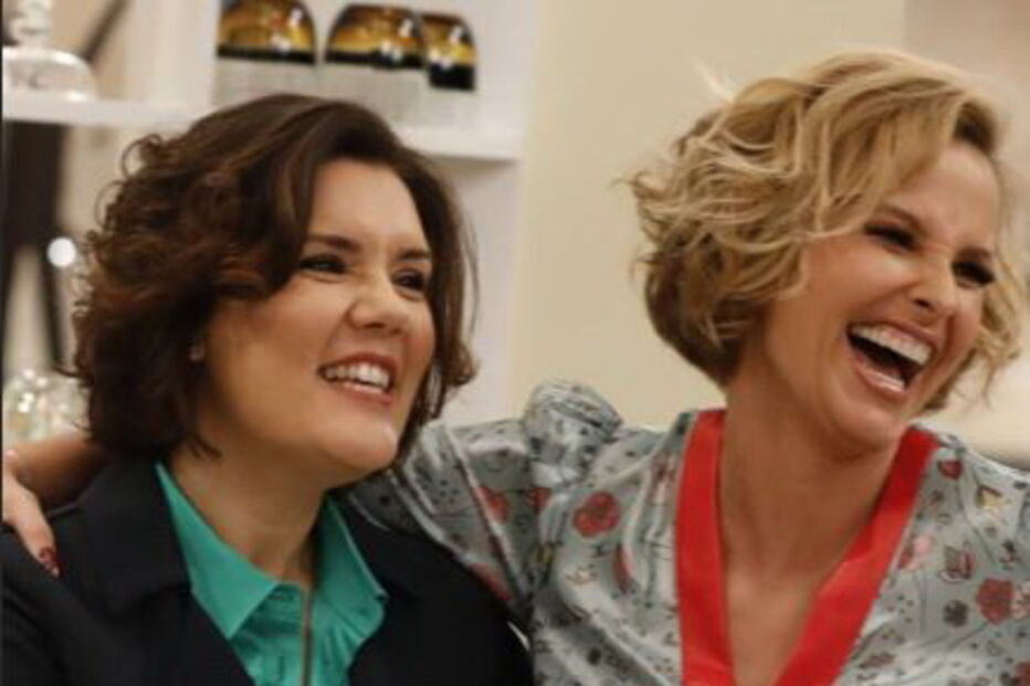 Assunção Cristas de avental cozinha arroz de atum para Cristina Ferreira