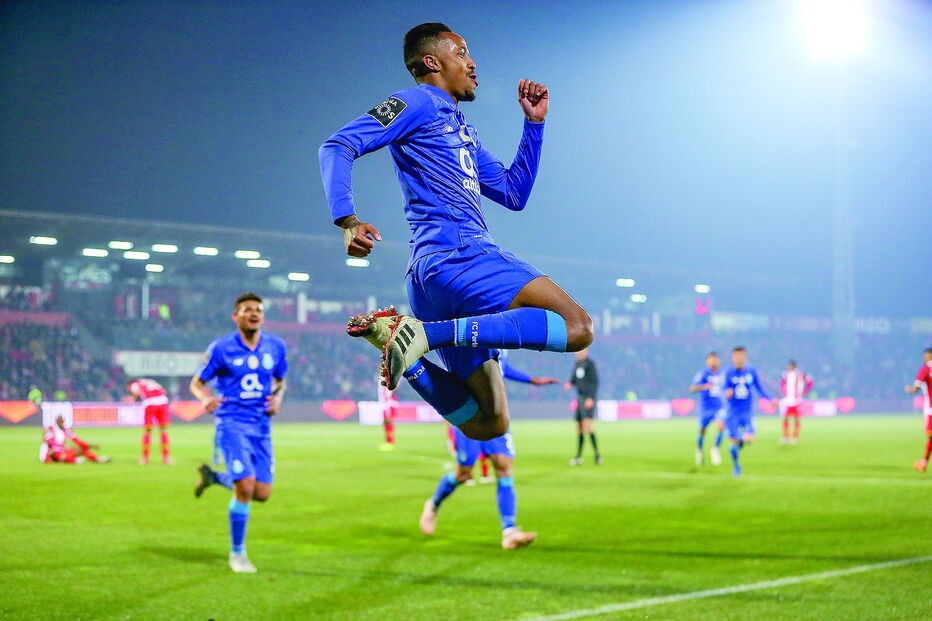 Éder Militão é defesa-central, mas já jogou no lado direito da defesa durante a sua passagem pela formação do São Paulo