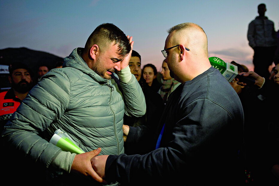José Roselló (à esq.) assistiu à queda do filho no poço e ouviu-o chorar logo depois. Acredita que o menino está vivo 
