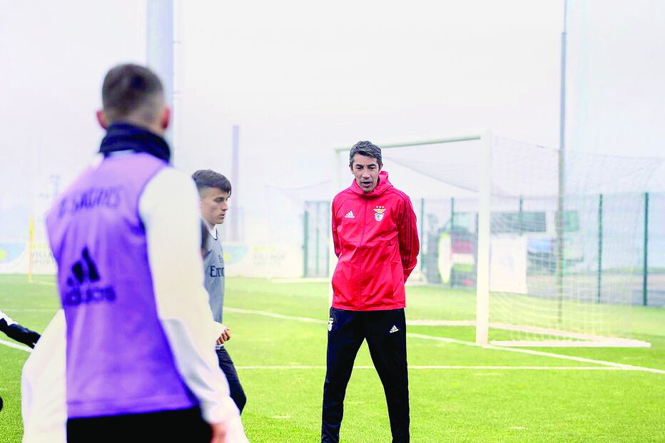 Bruno Lage durante o treino de ontem em Fafe, onde esteve sempre próximo dos jogadores