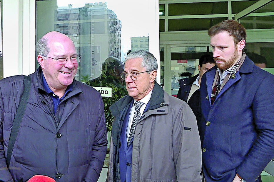Vítor de Sousa (à esquerda) com o seu advogado, Artur Marques (ao centro), ontem, à saída do Tribunal de Braga