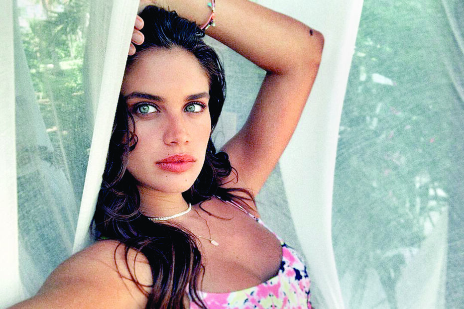 Sara Sampaio com um dos novos biquínis da Victoria’s Secret