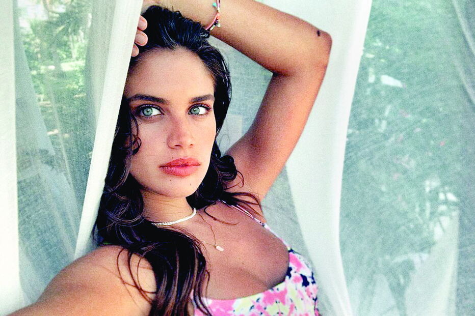 Sara Sampaio com um dos novos biquínis da Victoria’s Secret	