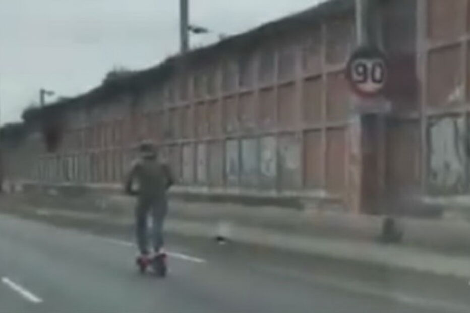 Vídeo de homem a andar de trotinete a 85 km/h em autoestrada torna-se viral