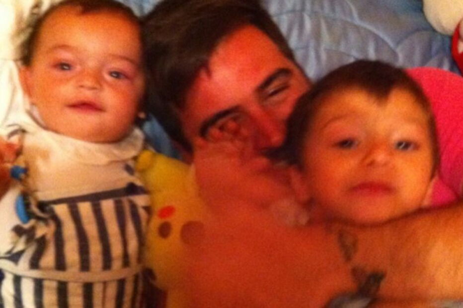 Julen (à esquerda) com o pai e o irmão Oliver