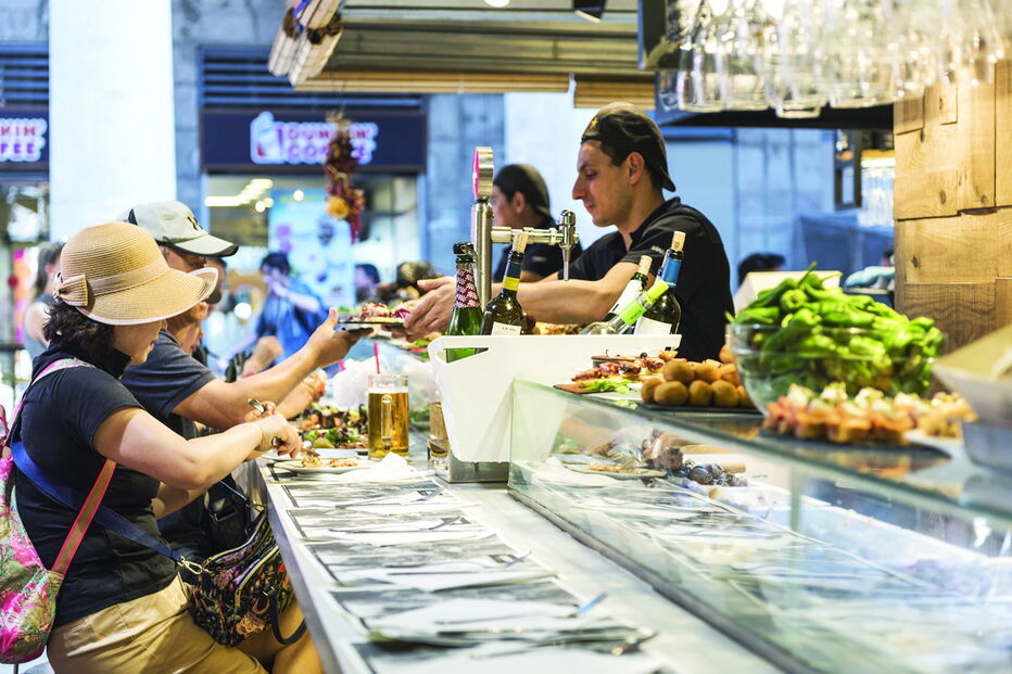 Antes, compre algumas tapas no Mercado La  Boqueria