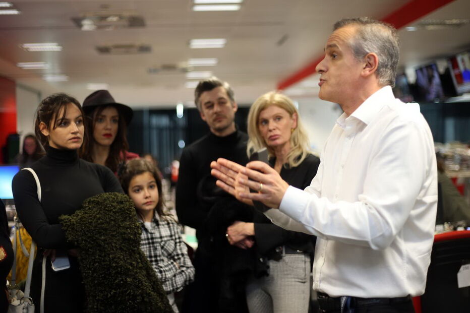 Elenco da telenovela 'Alguém Perdeu' visita a CMTV