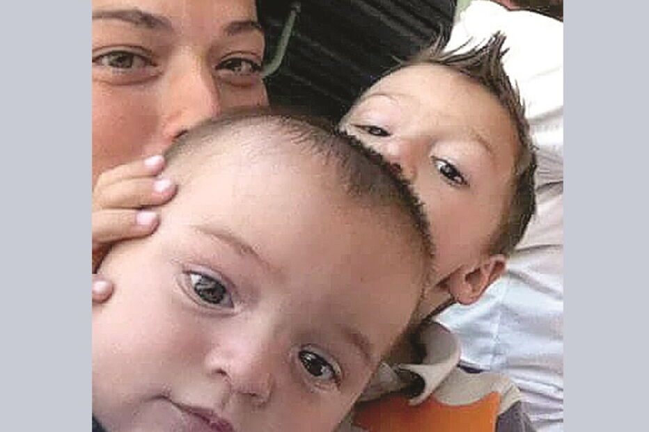 Julne com o irmão e a mãe