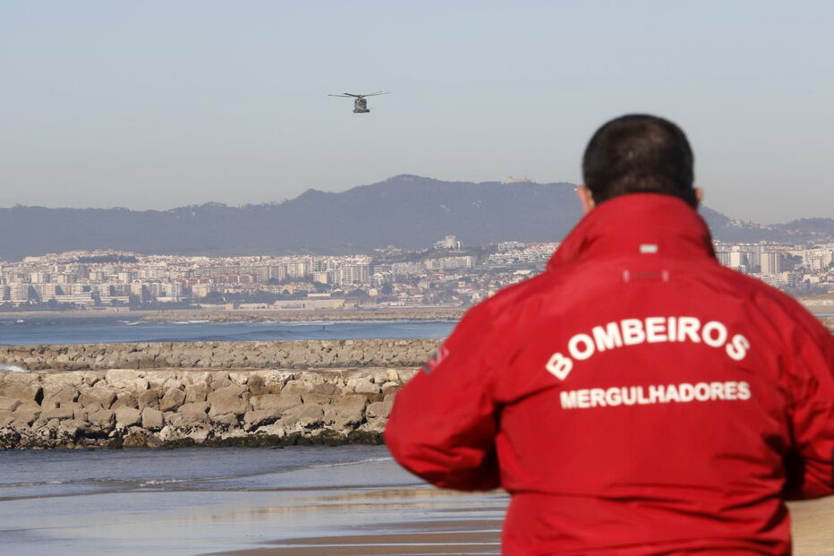 Buscas por bodyboarder na Costa da Caparica
