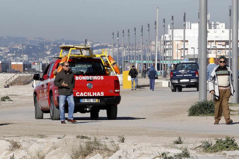 Buscas por bodyboarder na Costa da Caparica
