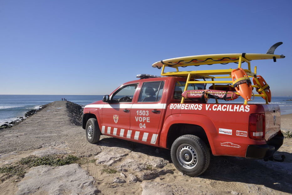 Buscas por bodyboarder na Costa da Caparica