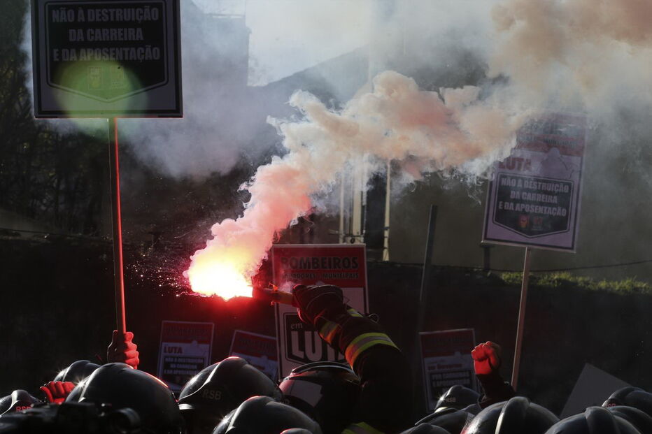 Bombeiros de Lisboa protestam junto ao conselho de ministros