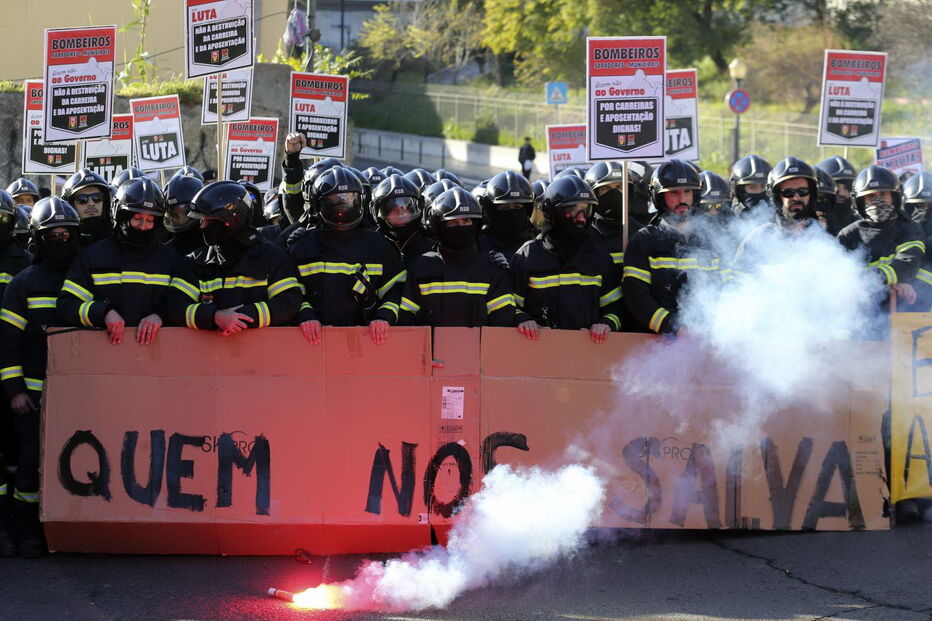 Bombeiros de Lisboa protestam junto ao conselho de ministros