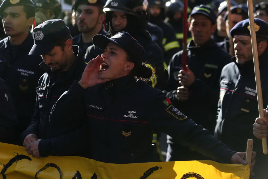 Bombeiros de Lisboa protestam junto ao conselho de ministros
