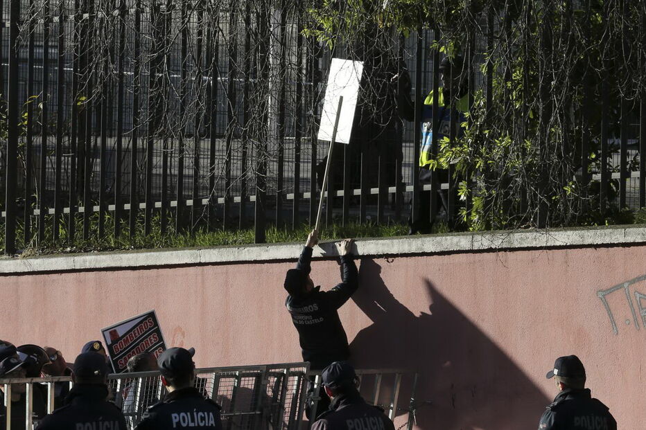 Bombeiros de Lisboa protestam junto ao conselho de ministros