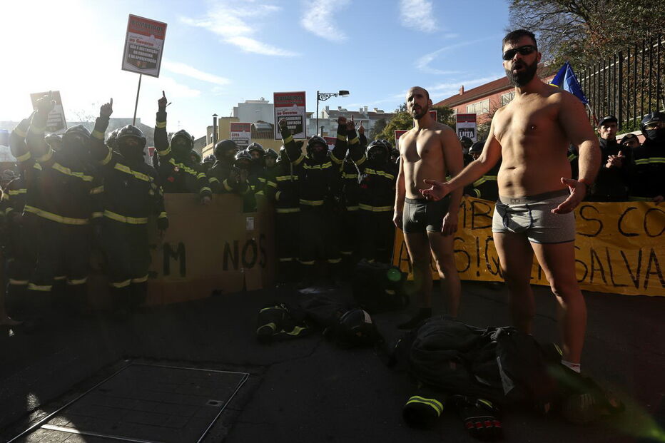 Bombeiros de Lisboa protestam junto ao conselho de ministros