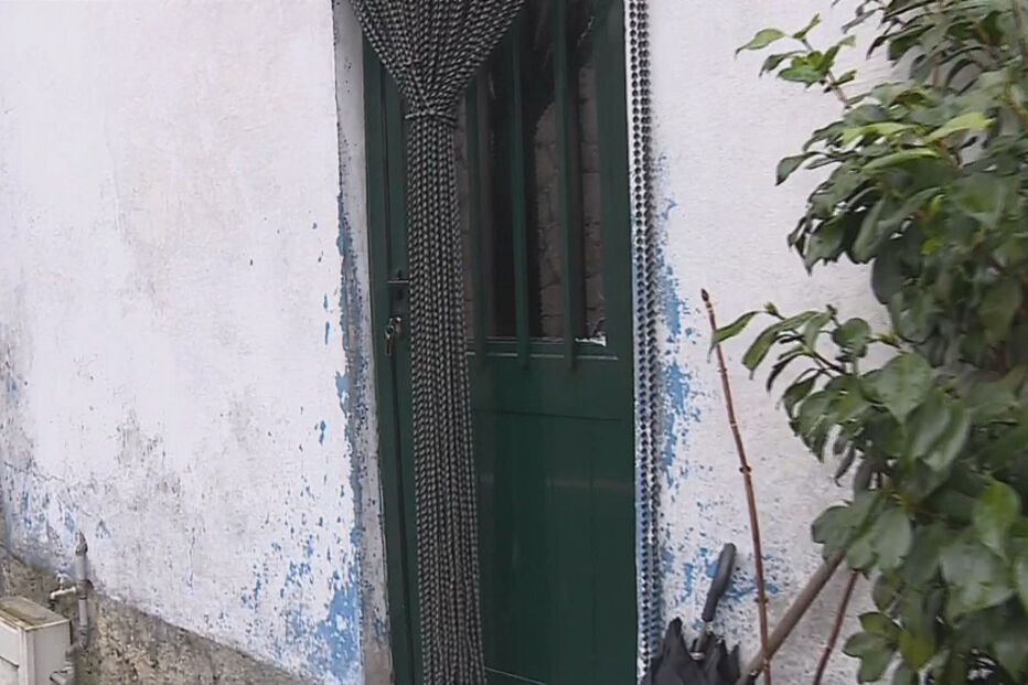 Homem dispara contra filho e cunhado e põe-se em fuga