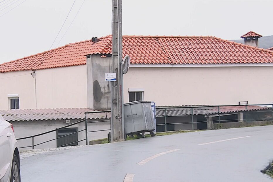 Homem dispara contra filho e cunhado e põe-se em fuga
