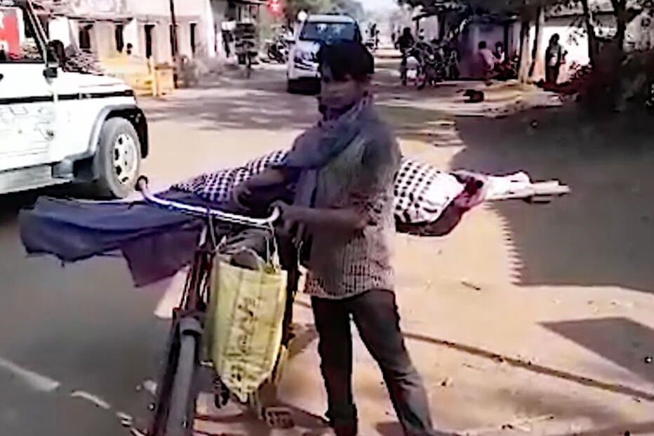 Adolescente indiano leva o corpo da mãe na bicicleta