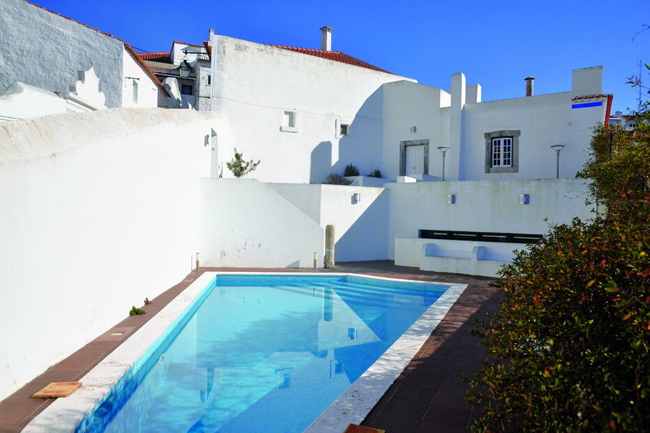 A Casa de Atalaia conta com uma piscina exterior e diversas áreas sociais  