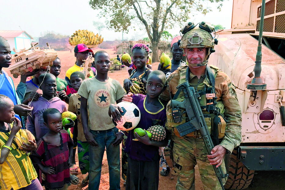 Sargento-ajudante Rui Pissarreira ao lado de Patrick, que segura na sua bola de futebol