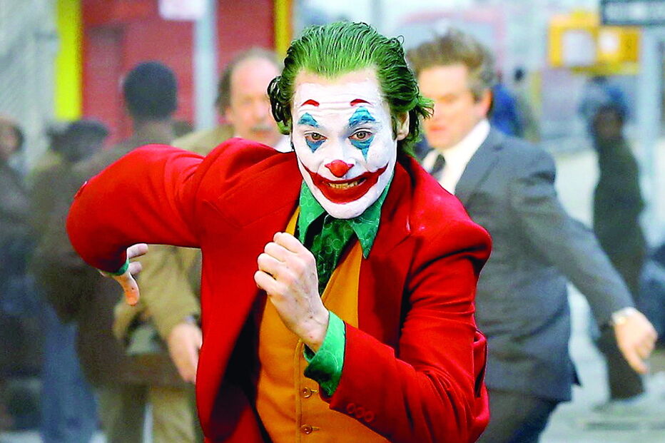 Joaquin Phoenix na pele de Joker, o vilão de Batman