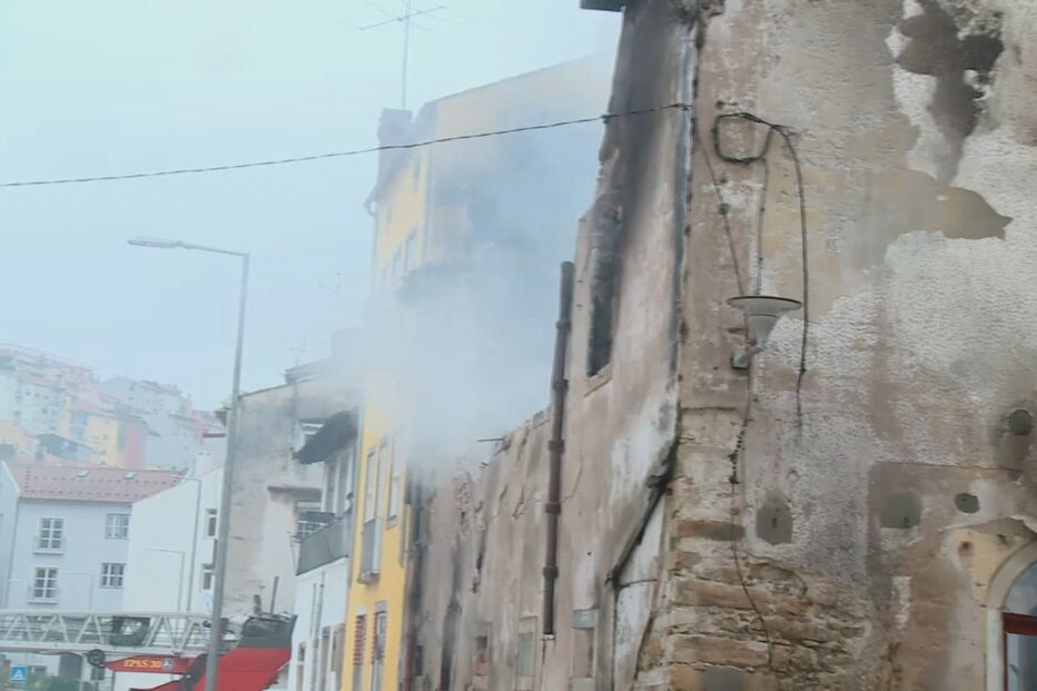 Incêndio em prédio no centro de Coimbra obriga à retirada de 20 pessoas