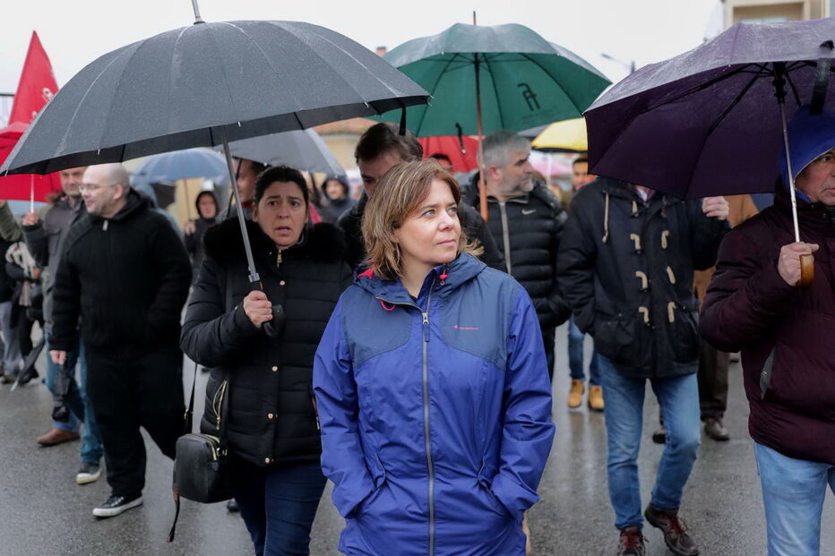 Marcha solidária com mulher despedida de corticeira reúne mais de 120 pessoas à chuva