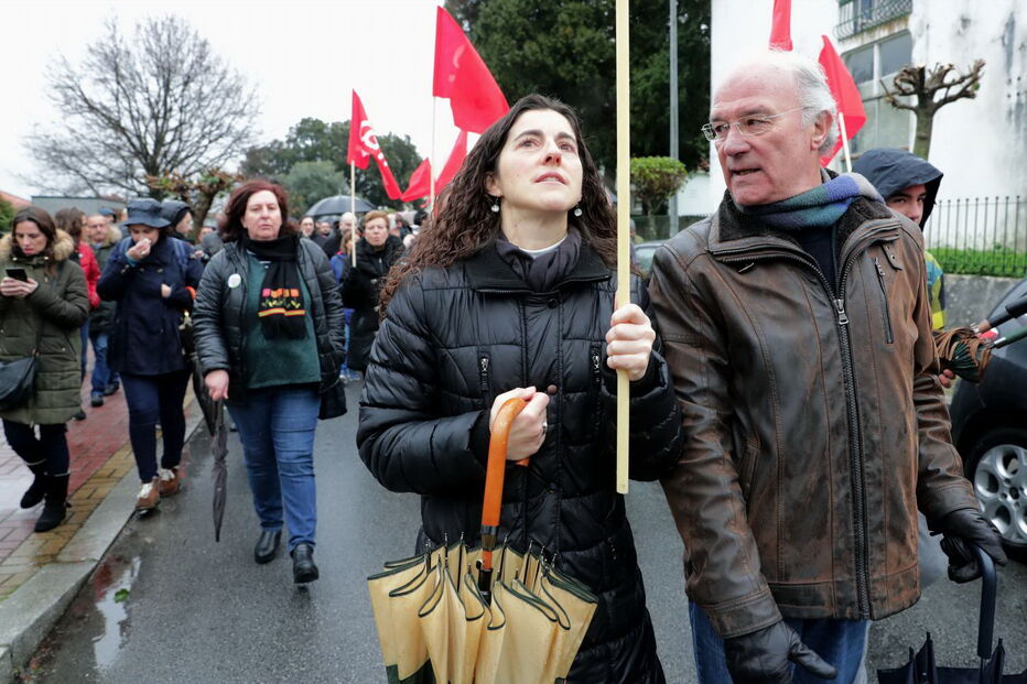 Marcha solidária com mulher despedida de corticeira reúne mais de 120 pessoas à chuva