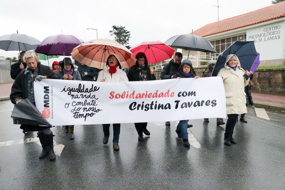 Marcha solidária com mulher despedida de corticeira reúne mais de 120 pessoas à chuva