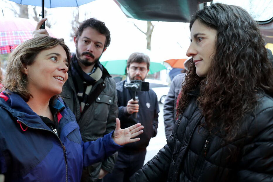Marcha solidária com mulher despedida de corticeira reúne mais de 120 pessoas à chuva