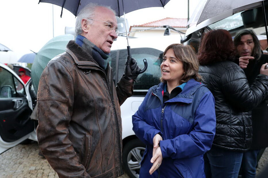 Marcha solidária com mulher despedida de corticeira reúne mais de 120 pessoas à chuva