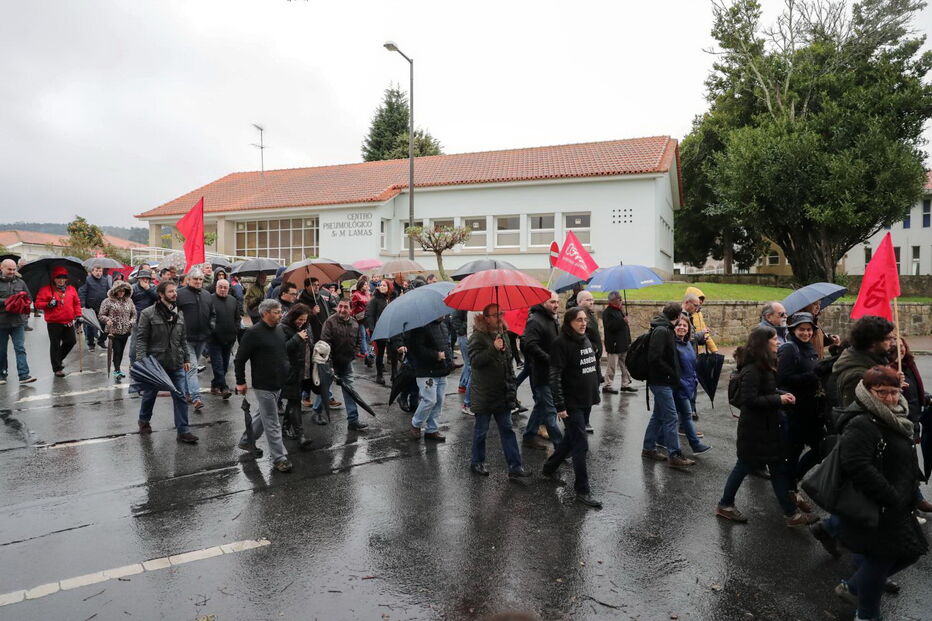 Marcha solidária com mulher despedida de corticeira reúne mais de 120 pessoas à chuva