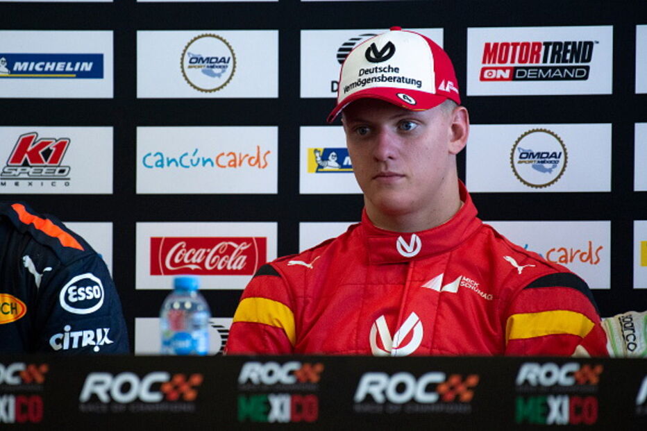 Mick Schumacher assina contrato com a Ferrari