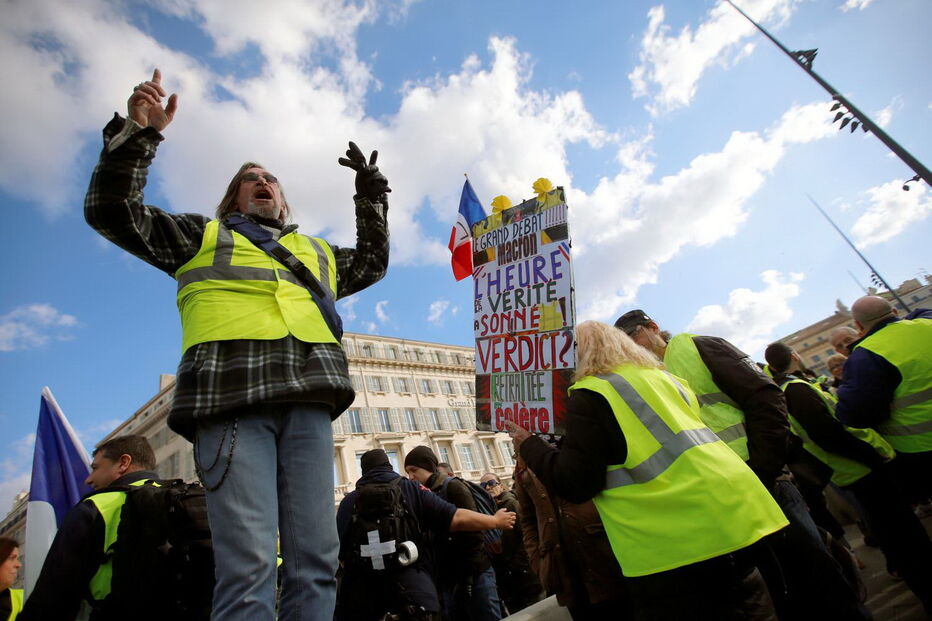 Milhares de “coletes amarelos” manifestam-se em França pelo décimo sábado consecutivo