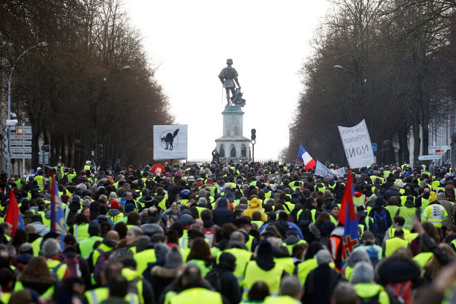 Milhares de “coletes amarelos” manifestam-se em França pelo décimo sábado consecutivo