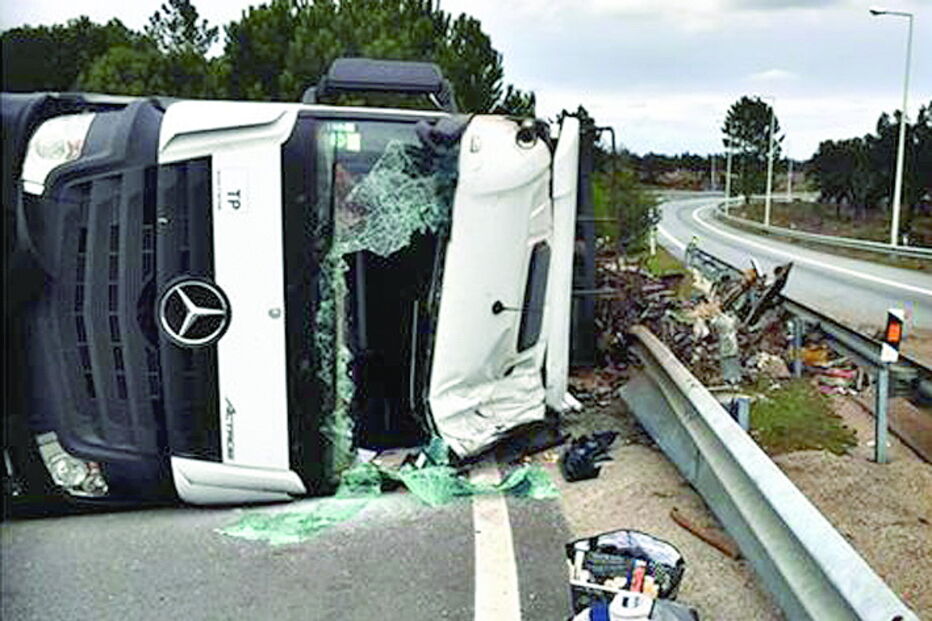 Camionista ferido após pesado tombar na Marateca