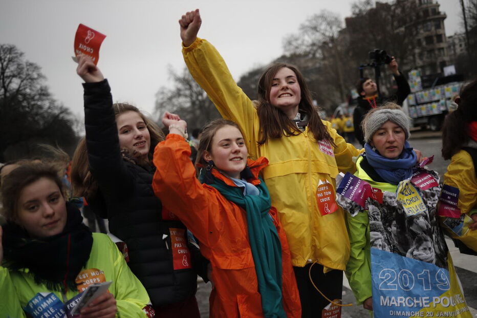 Manifestação contra o aborto e eutanásia junta milhares de pessoas em Paris