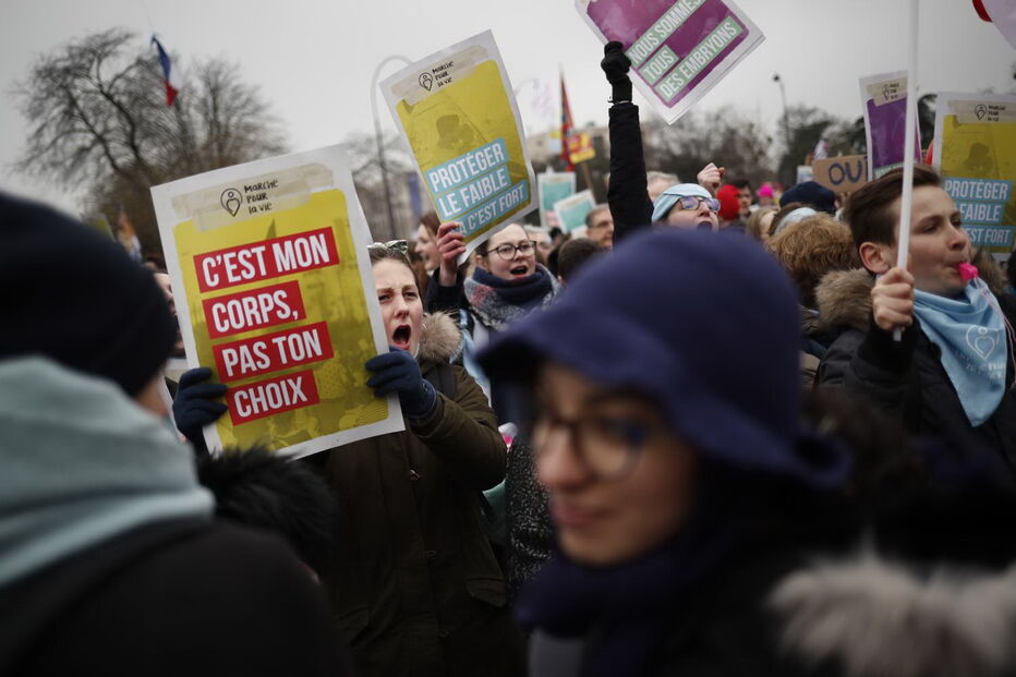 Manifestação contra o aborto e eutanásia junta milhares de pessoas em Paris