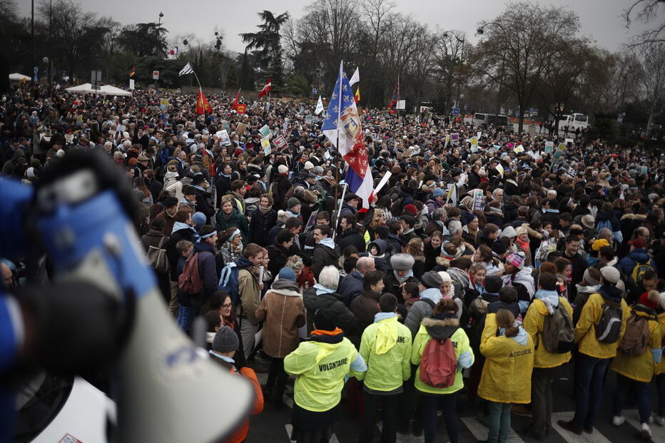 Manifestação contra o aborto e eutanásia junta milhares de pessoas em Paris