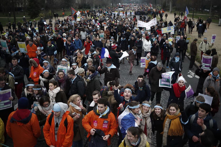 Manifestação contra o aborto e eutanásia junta milhares de pessoas em Paris