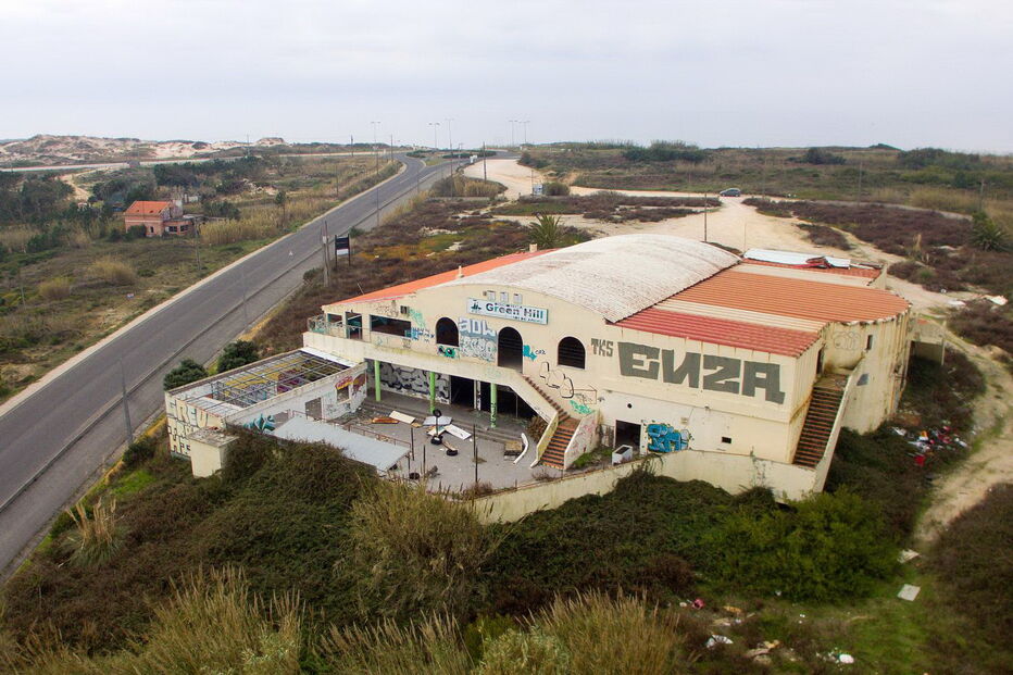 Discotecas dos anos 80 abandonadas na região Centro apenas sobrevivem na memória