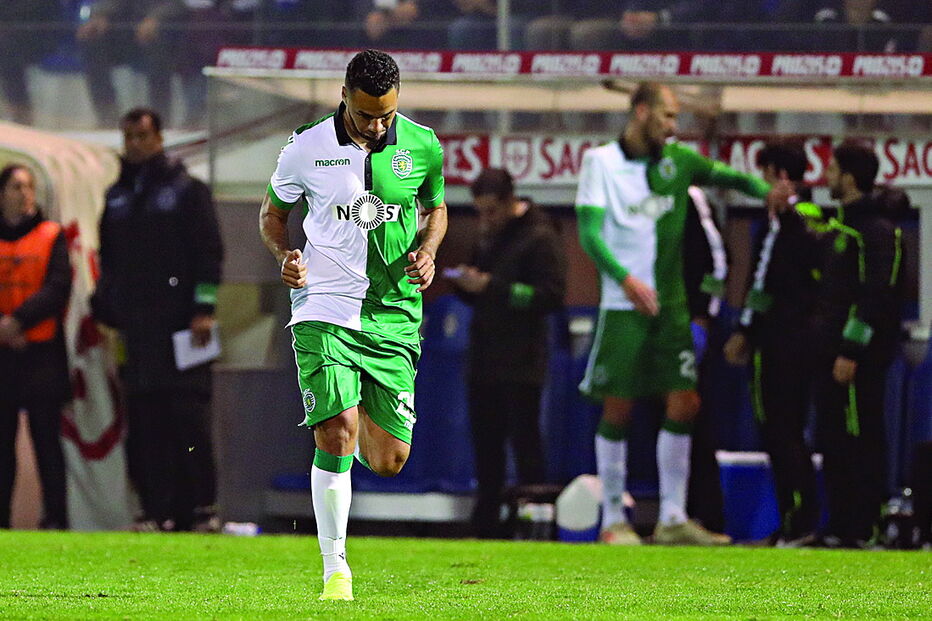 Bas Dost atravessa um momento de menos fulgor, que pode ser aproveitado pelo reforço Luiz Phellype para se afirmar