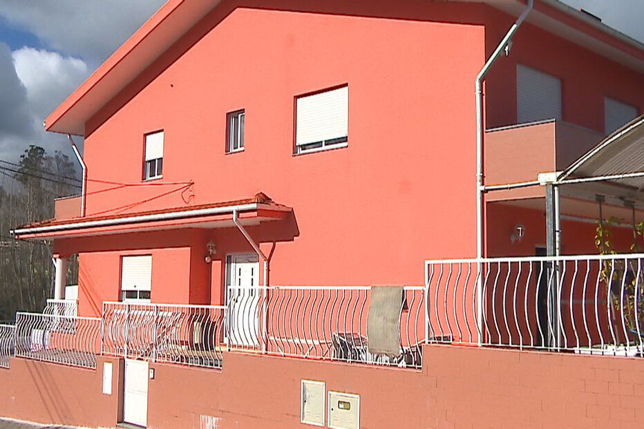 Habitação do casal fica próxima de uma escola EB 2,3, em Fiães, Santa Maria da Feira
