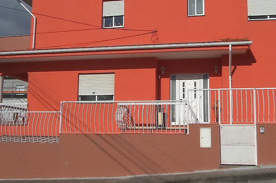 Habitação do casal fica próxima de uma escola EB 2,3, em Fiães, Santa Maria da Feira