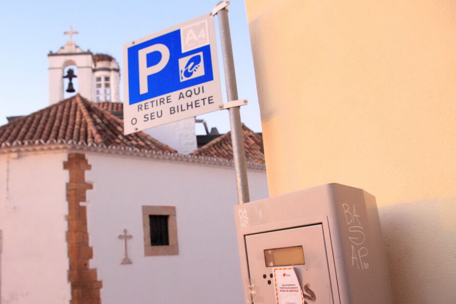 Parquímetros na Baixa de Faro estão desativados desde que terminou o contrato com a antiga empresa. Preços deverão manter-se  
