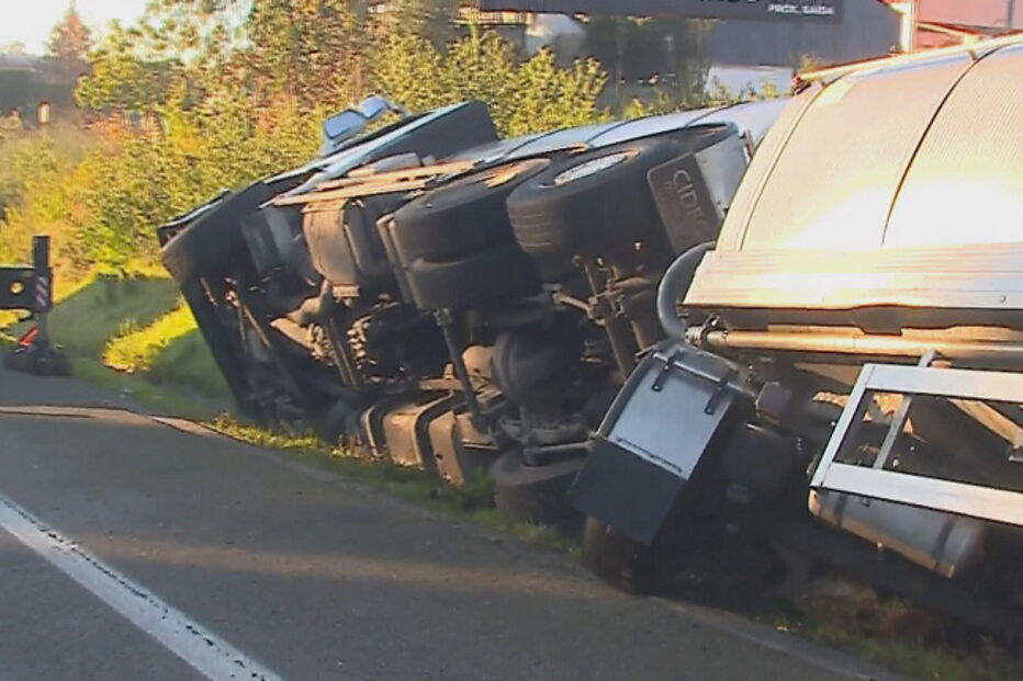 Camião tombado em Esmoriz, na A29