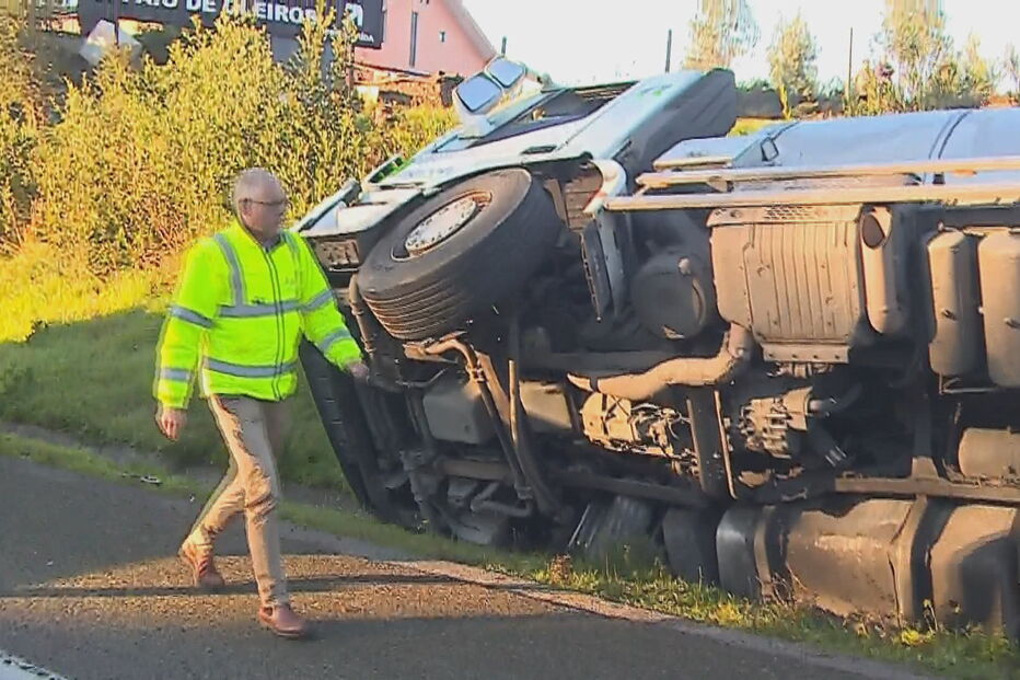  Camião tombado em Esmoriz, na A29